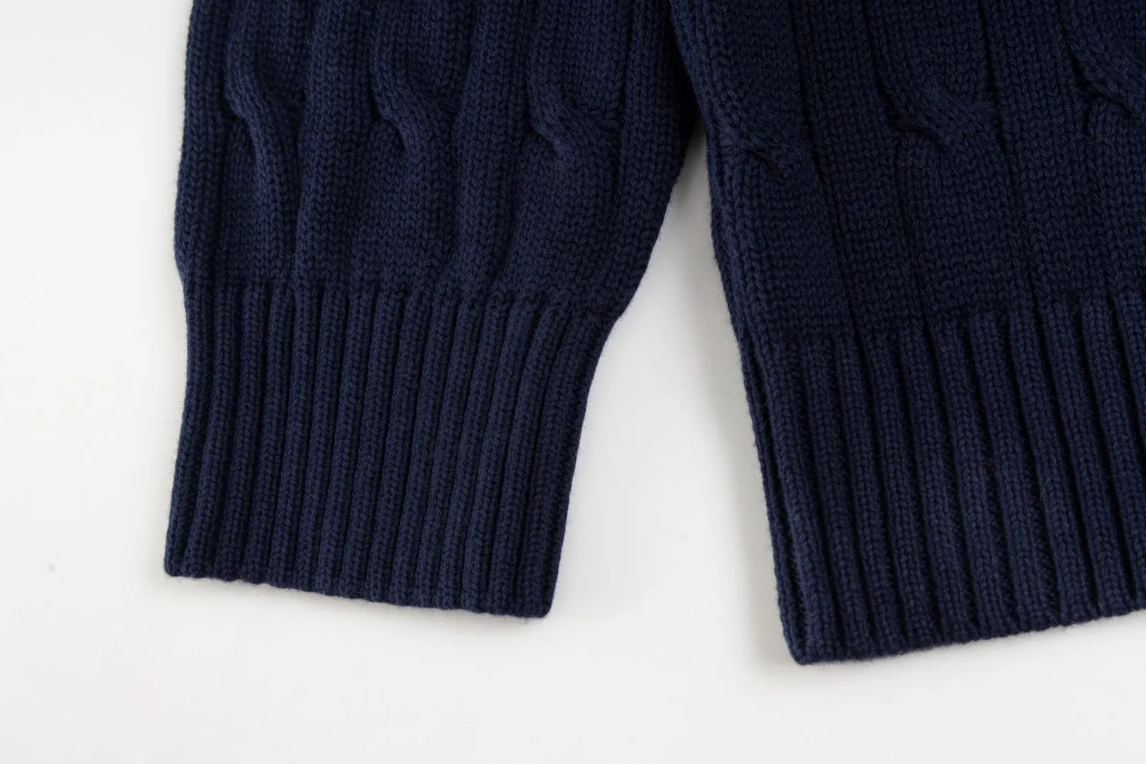 P236 #R84 RALPH LAUREN Six-color classic hooded twist pullover sweater with high-density LOGO embroidery on the chest and original custom-made tag accessories. Made of pure cotton yarn, pure cotton is skin-friendly and comfortable, small label war horse embroidered twist hooded sweater 🐎 high quality, follow the blogger to learn how to wear it! Let’s buy a Ralph Lauren cable sweater. It’s a super hard-to-find series after it became popular. It’s hard to find one on the official website. It’s simple and practical to wear, with a lazy and loose feel. The thickened fabric has more texture, feels soft and delicate, and has a loose fit. Whether worn alone or layered, you can wear different styles of fashion with just one piece!   Size: S M L